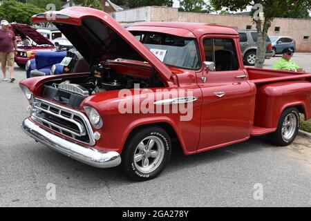 Un pick-up 1957 de Chevrolet exposé lors d'un salon de l'auto. Banque D'Images