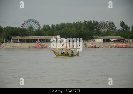 Peshawar, Pakistan. 28 juillet 2021. Les sites touristiques ont été submergés en raison des inondations à Sardayab. Un grand relais d'inondation est susceptible de traverser le barrage de Tarbela. Un lakh cinquante mille trois cent soixante-quinze mille cuspiques d'eau traverseront la rivière. (Photo de Hussain Ali/Pacific Press) crédit: Pacific Press Media production Corp./Alay Live News Banque D'Images