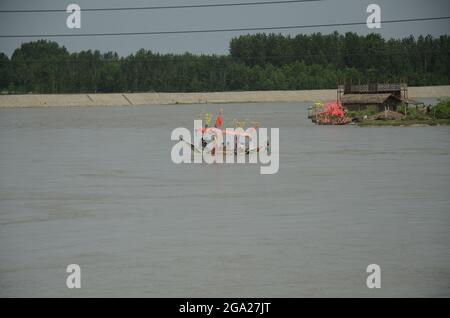 Peshawar, Pakistan. 28 juillet 2021. Les sites touristiques ont été submergés en raison des inondations à Sardayab. Un grand relais d'inondation est susceptible de traverser le barrage de Tarbela. Un lakh cinquante mille trois cent soixante-quinze mille cuspiques d'eau traverseront la rivière. (Photo de Hussain Ali/Pacific Press) crédit: Pacific Press Media production Corp./Alay Live News Banque D'Images