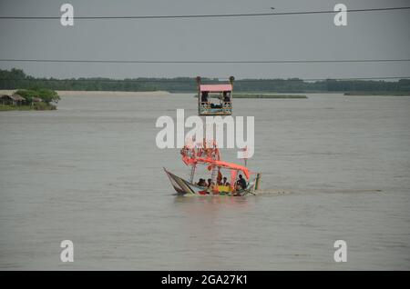 Peshawar, Pakistan. 28 juillet 2021. Les sites touristiques ont été submergés en raison des inondations à Sardayab. Un grand relais d'inondation est susceptible de traverser le barrage de Tarbela. Un lakh cinquante mille trois cent soixante-quinze mille cuspiques d'eau traverseront la rivière. (Photo de Hussain Ali/Pacific Press) crédit: Pacific Press Media production Corp./Alay Live News Banque D'Images