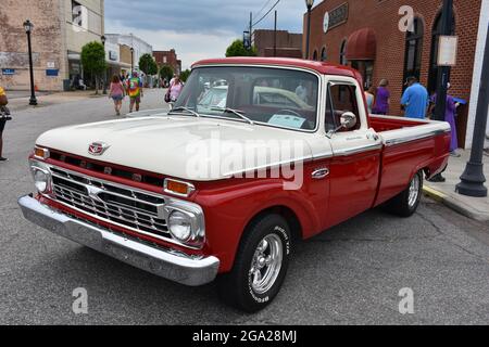 Un pick-up Ford F100 1966 exposé lors d'un salon de l'auto. Banque D'Images