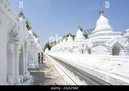 La pagode Kuthodaw du roi Mindon, de 729 mini pagodes pitaka contenant des tablettes de marbre du « plus grand livre du monde » le Tipitaka bouddhiste à Mandalay, Myanm Banque D'Images
