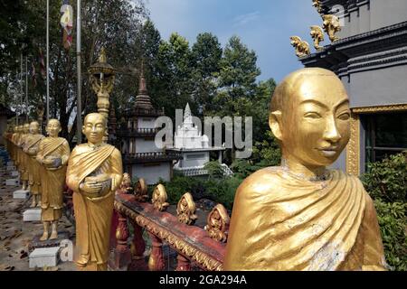 Rangée d'or peint des figures de moines dans le monastère bouddhiste de Sihanoukville, Cambodge; Krong Preah Sihanouk, Sihanoukville, Cambodge Banque D'Images