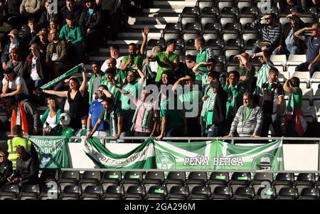 Real Betis fans dans les stands pendant le match amical d'avant-saison au Pride Park Stadium, Derby. Date de la photo: Mercredi 28 juillet 2021. Banque D'Images