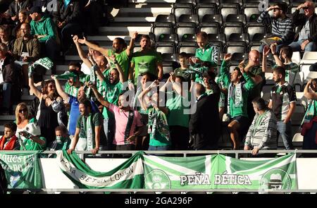 Real Betis fans dans les stands pendant le match amical d'avant-saison au Pride Park Stadium, Derby. Date de la photo: Mercredi 28 juillet 2021. Banque D'Images