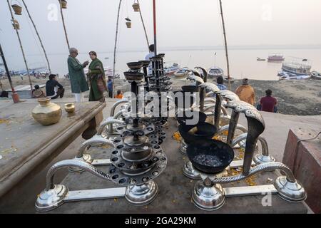 Lampes pour la cérémonie d'Arti sur la rive du Gange; Varanasi, Uttar Pradesh, Inde Banque D'Images