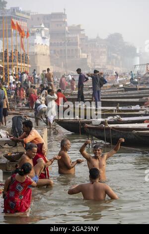 Pèlerins hindous prenant un bain matinal sur la rive du Gange ; Varanasi, Uttar Pradesh, Inde Banque D'Images