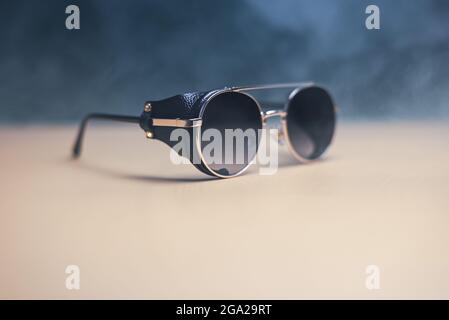 lunettes de soleil steampunk avec empiècements en cuir et fumée sur fond sombre Banque D'Images