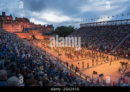 Des cornemuses et un groupe de marcheurs se sont performances au Military Tattoo au château d'Édimbourg, en Écosse, et à Édimbourg, en Écosse Banque D'Images