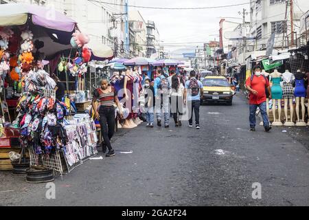 San Salvador, El Salvador. 28 juillet 2021. Vue générale sur un marché de rue très animé. (Photo de Camilo Freedman/SOPA Images/Sipa USA) crédit: SIPA USA/Alay Live News Banque D'Images