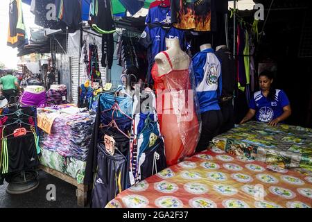 San Salvador, El Salvador. 28 juillet 2021. Une femme organise des vêtements à vendre à son magasin sur un marché de rue. (Photo de Camilo Freedman/SOPA Images/Sipa USA) crédit: SIPA USA/Alay Live News Banque D'Images