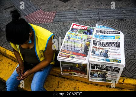 San Salvador, El Salvador. 28 juillet 2021. Une femme qui vend des journaux reste en attente pour les clients. (Photo de Camilo Freedman/SOPA Images/Sipa USA) crédit: SIPA USA/Alay Live News Banque D'Images