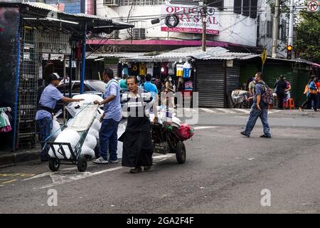 San Salvador, El Salvador. 28 juillet 2021. Vue générale sur un marché de rue très animé. (Photo de Camilo Freedman/SOPA Images/Sipa USA) crédit: SIPA USA/Alay Live News Banque D'Images