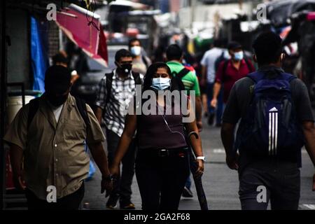 San Salvador, El Salvador. 28 juillet 2021. Les gens portant des masques de visage comme précaution contre la propagation de Covid 19, marcher par un marché de rue. (Photo de Camilo Freedman/SOPA Images/Sipa USA) crédit: SIPA USA/Alay Live News Banque D'Images