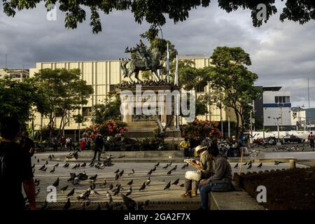 San Salvador, El Salvador. 28 juillet 2021. Les gens se reposent sur un banc au Gerardo Barrios plaza dans le centre-ville. (Photo de Camilo Freedman/SOPA Images/Sipa USA) crédit: SIPA USA/Alay Live News Banque D'Images