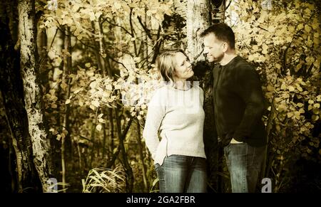 Un couple marié mature qui passe du temps ensemble dans un parc municipal pendant la saison d'automne; St. Albert, Alberta, Canada Banque D'Images