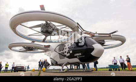 Manching, Allemagne. 28 juillet 2021. Le modèle de taxi aérien « CityAirbus », qui pèse environ 2.3 tonnes, est de retour au sol après un vol d'essai. Airbus travaille sur le drone passager depuis plusieurs années. La ville d'Ingolstadt en haute Bavière va devenir une région modèle pour de tels taxis aériens à l'avenir. Credit: Peter Kneffel/dpa/Alay Live News Banque D'Images