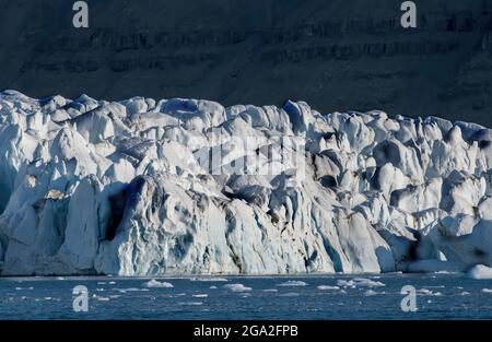 Glacier avec mogoules de glace à Crocker Bay; Nunavut, Canada Banque D'Images