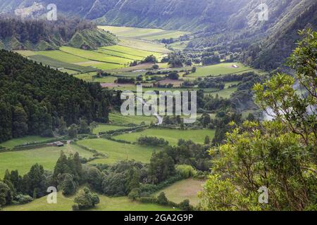 Vue panoramique sur les terres fertiles et la végétation luxuriante des Sete Cidades dans l'immense cratère volcanique qui se trouve dans le centre de P.. Banque D'Images