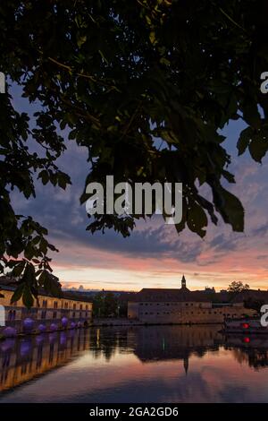STRASBOURG, FRANCE, 23 juin 2021 : barrage Vauban de nuit. Ce pont, le déversoir et le travail défensif ont été érigés au XVIIe siècle sur la rivière Ill, an Banque D'Images