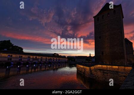 STRASBOURG, FRANCE, 23 juin 2021 : barrage Vauban de nuit. Ce pont, le déversoir et le travail défensif ont été érigés au XVIIe siècle sur la rivière Ill, an Banque D'Images