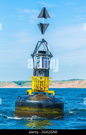 Portrait de la Brigg Bell Buoy de Filey dans la mer du Nord, au large de la station balnéaire de Filey dans le Yorkshire du Nord, Royaume-Uni. Propre, bleu ciel Backgro Banque D'Images