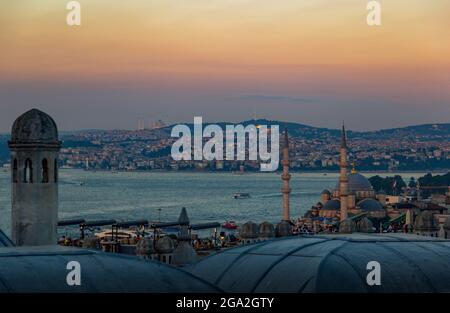 Vue au coucher du soleil sur la Corne d'Or, le Bosporus, le centre-ville d'Istanbul et la tour de Galata depuis la mosquée de Suleymaniye. Banque D'Images