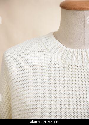 Chandail en tricot blanc sur mannequin; Studio Banque D'Images