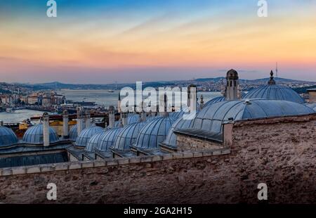 Vue au coucher du soleil sur la Corne d'Or, le Bosporus, le centre-ville d'Istanbul et la tour de Galata depuis la mosquée de Suleymaniye. Banque D'Images