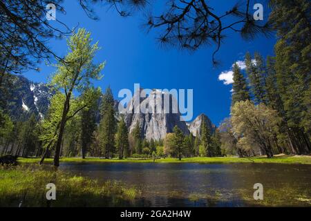 Cathedral Rocks et Cathedral Spires dans le parc national de Yosemite ; Californie, États-Unis d'Amérique Banque D'Images