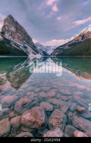 Lac Louise et réflexions de montagnes enneigées dans le parc national Banff; Alberta, Canada Banque D'Images