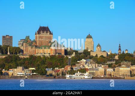 Château Frontenac et un bateau sur le fleuve Saint-Laurent; Québec, Québec, Canada Banque D'Images