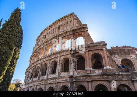 Vue rapprochée de l'emblématique Colisée contre un ciel bleu ; Rome, Lazio, Italie Banque D'Images