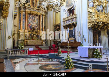 Intérieur de Sant'Agnese montrant l'autel principal avec des moulures et des sculptures de relief ornées et dorées et des fresques d'art; Rome Lazio, Italie Banque D'Images