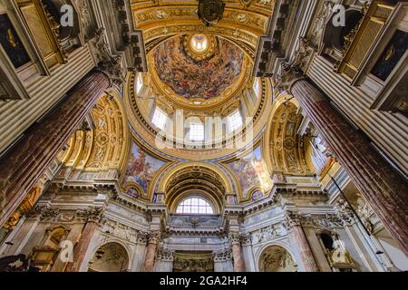 Magnifique intérieur de Sant'Agnese dans l'église catholique d'Agon avec des fenêtres voûtées dorées et un plafond voûté orné; Rome Lazio, Italie Banque D'Images