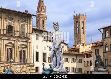 La fontaine de Neptune au milieu de la Piazza della Signoria en face du Palazzo Vecchio dans le vieux quartier ; Florence, Toscane, Italie Banque D'Images