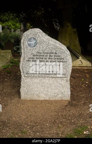 Une pierre commémorative commémorant les personnes enterrées dans des tombes non marquées du vieux cimetière de Southampton, dans le quartier commun de Southampton, Hampshire, en Angleterre. Banque D'Images