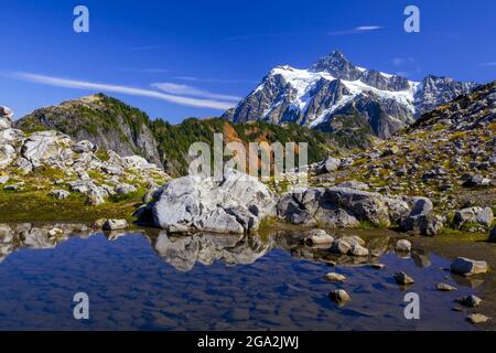 Mont Shuksan vu de l'aire de loisirs nationale de Mount Baker; Washington, États-Unis d'Amérique Banque D'Images