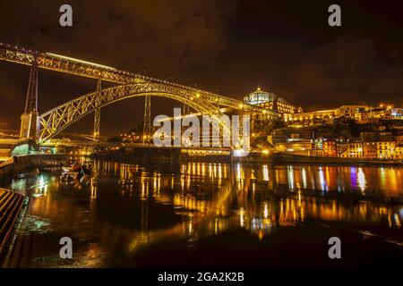 Pont Dom Luis I enjambant le fleuve Douro entre les villes de Porto et Vila Nova de Gaia, en regardant vers le monastère du XVIIe siècle, Mosteiro ... Banque D'Images