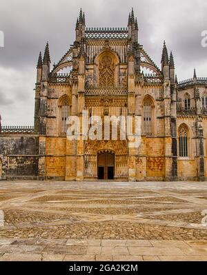 Façade de la chapelle du monastère médiéval de Batalha, chef-d'œuvre de l'architecture gothique; Batalha, quartier de Leiria, région du Centro, Portugal Banque D'Images