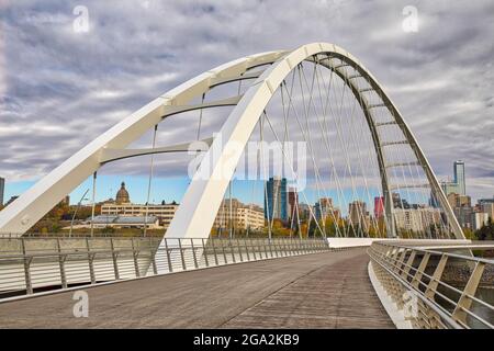 Pont Walterdale traversant la rivière Saskatchewan Nord dans la ville d'Edmonton; Edmonton (Alberta), Canada Banque D'Images