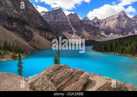 Lac Moraine, dans la vallée des dix pics, parc national Banff; Alberta, Canada Banque D'Images