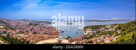 Vue panoramique sur l'île et la ville de Hvar et la mer Adriatique depuis la forteresse espagnole ; Hvar, Croatie Banque D'Images