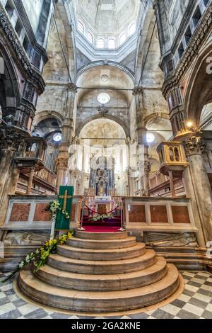 Intérieur de la cathédrale Saint-Jacques avec son magnifique dôme et ses pierres voûtées montrant des escaliers semi-circulaires menant à l'un des autels... Banque D'Images