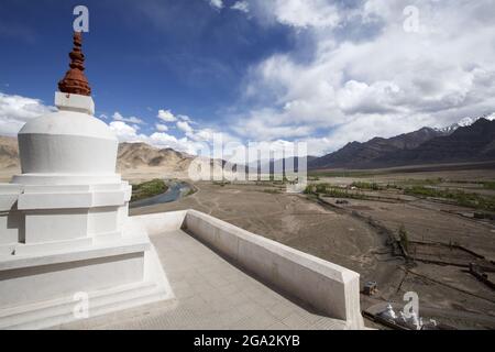 Vue rapprochée de la passerelle en béton sur le toit du monastère de Stakna avec son stupa bouddhiste blanchi à la chaux (connu sous le nom de chortens dans la culture tibétaine) et... Banque D'Images