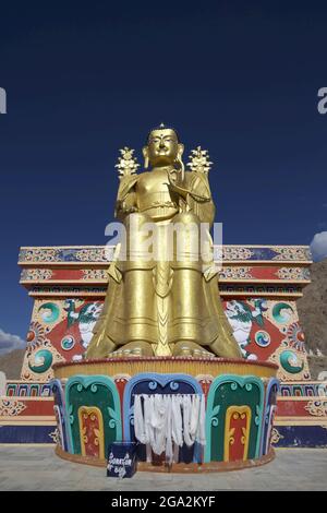 Statue géante plaquée or d'un Bouddha assis au monastère du Likir au-dessus de la vallée de l'Indus, dans les montagnes de l'Himalaya, Jammu et Cachemire Banque D'Images