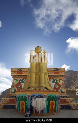 Statue géante plaquée or d'un Bouddha assis au monastère du Likir au-dessus de la vallée de l'Indus, dans les montagnes de l'Himalaya, Jammu et Cachemire Banque D'Images