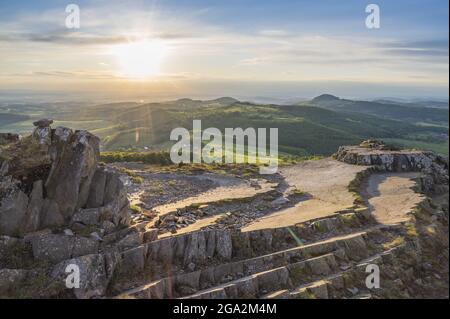 Paysage de montagne au coucher du soleil au printemps vue depuis la montagne d'Abtsrodaer Kuppe, Wassekuppe; Poppenhausen, Rhon, Hesse, Allemagne Banque D'Images