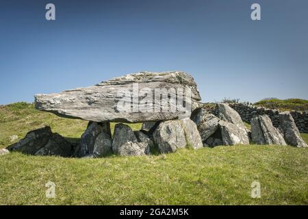 Cleggan court Tomb, une tombe mégalithique préhistorique ; Comté de Galway, Irlande Banque D'Images