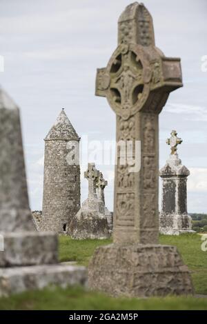 Ancien monastère de Clonmacnoise avec son cimetière de monuments en pierre et des croix celtiques sur les rives de la rivière Shannon; Comté d'Offaly, Irlande Banque D'Images